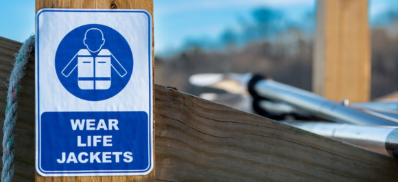 BOATING SAFETY: 11 Golden Rules + Bonus Tips